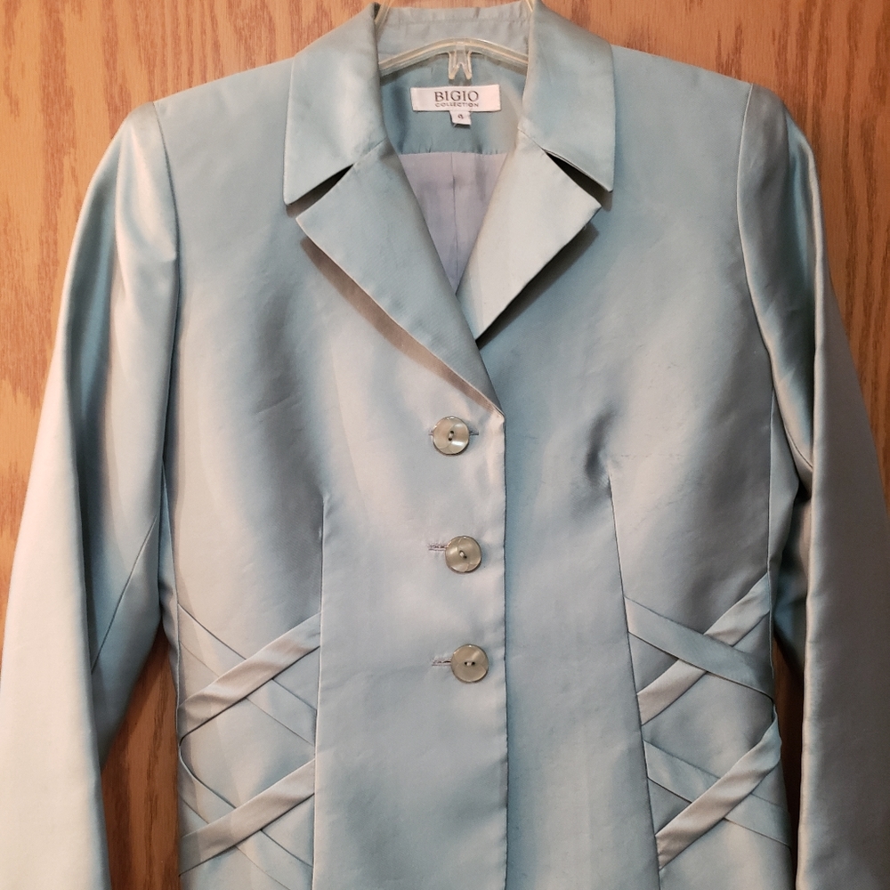Ladies skirt and blazer suit in light mint green silky material. Like new.